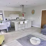 Bardywell Penthouse - 2 Bedrooms - Sleeps 4 דירה