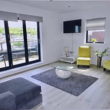 Bardywell Penthouse - 2 Bedrooms - Sleeps 4 شقة وايتهيفين