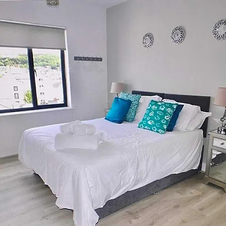 Bardywell Penthouse - 2 Bedrooms - Sleeps 4 شقة وايتهيفين